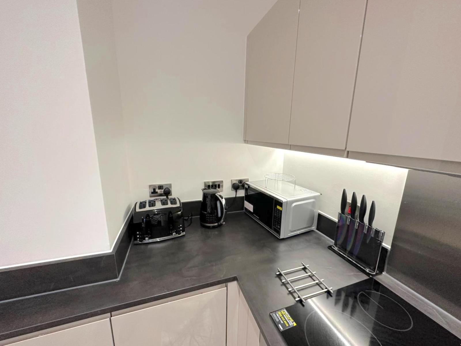Brand New 2 Bedroom Apartment Centre Of Solihull Bagian luar foto